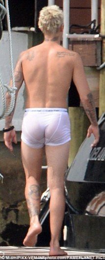 อิแม่ใจบ่ดี เมื่อ Justin Bieber สวมบ็อกเซอร์ซีทรูสีขาวแนบเนื้อบนหาดไมอามี่