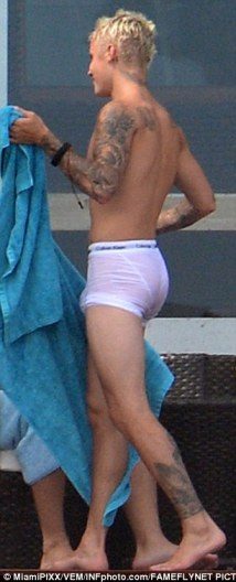 อิแม่ใจบ่ดี เมื่อ Justin Bieber สวมบ็อกเซอร์ซีทรูสีขาวแนบเนื้อบนหาดไมอามี่