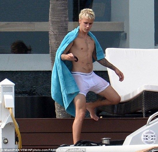 อิแม่ใจบ่ดี เมื่อ Justin Bieber สวมบ็อกเซอร์ซีทรูสีขาวแนบเนื้อบนหาดไมอามี่