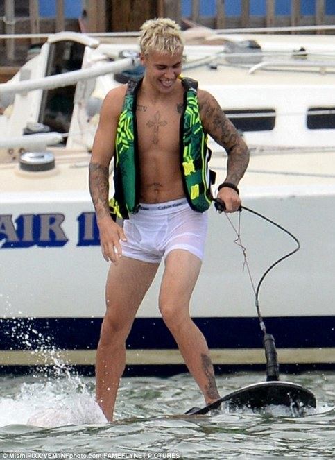 อิแม่ใจบ่ดี เมื่อ Justin Bieber สวมบ็อกเซอร์ซีทรูสีขาวแนบเนื้อบนหาดไมอามี่