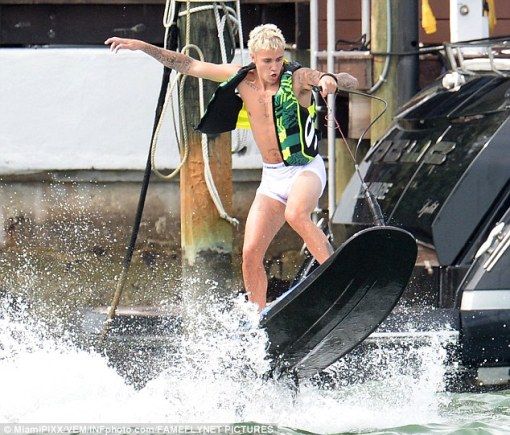 อิแม่ใจบ่ดี เมื่อ Justin Bieber สวมบ็อกเซอร์ซีทรูสีขาวแนบเนื้อบนหาดไมอามี่