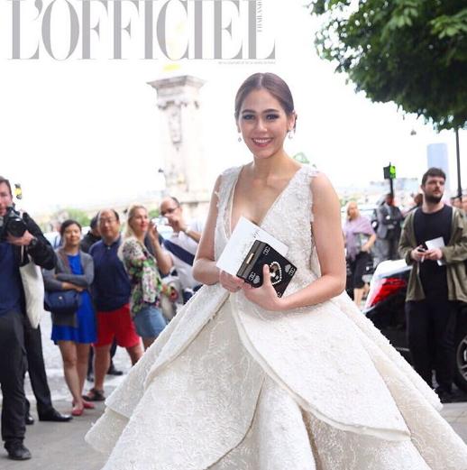 อึ๋มกระแทกตา! ชมพู่ อารยา สวยเจิดร่วมชมแฟชั่นโชว์ระดับโลก....