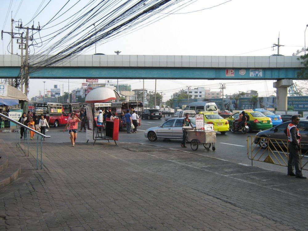 ถนนรามอินทรา หน้าห้างแฟชั่นไอร์แลนด์
