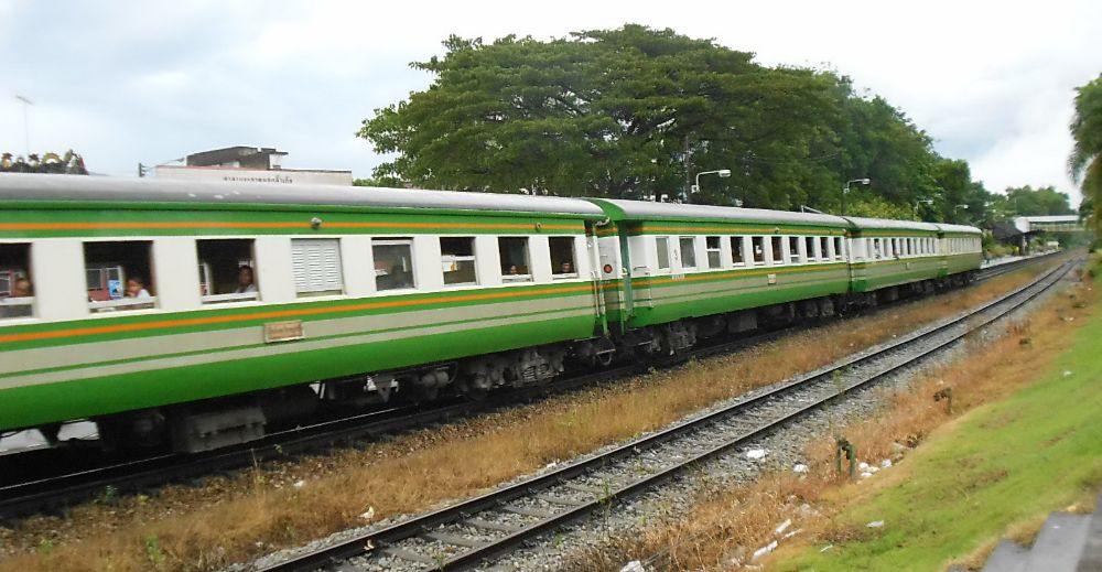 ขบวนรถท้องถิ่น ผ่านสถานีรถไฟนาบอน