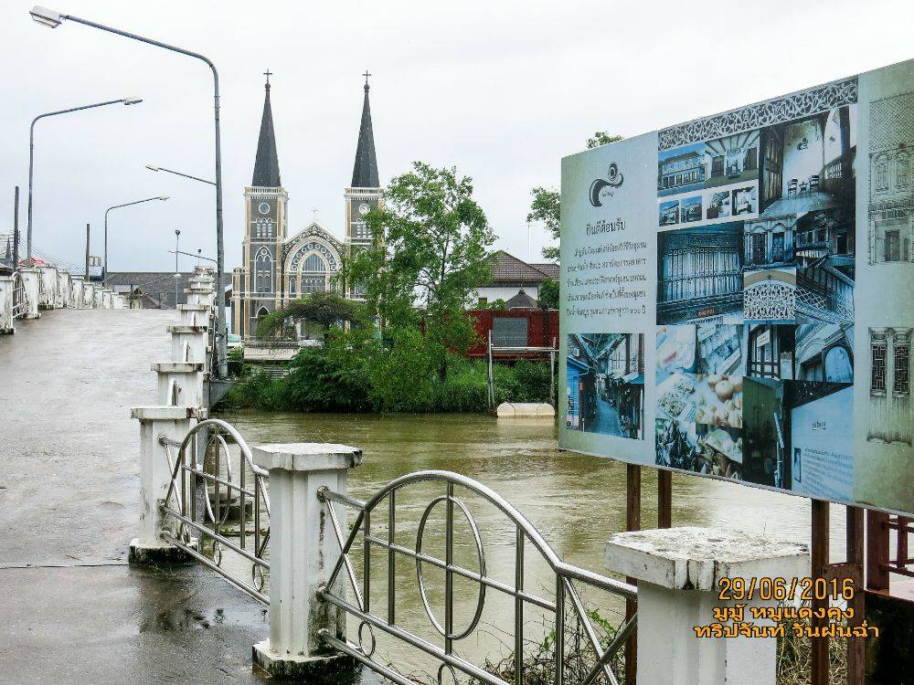 สะพานนิรมลสะพานที่ใช้ข้ามไปตัวโบสถ์ตัวสะพานค่อนข้างเล็กทอดข้ามแม่น้ำจันทบุรีใช้สำหรับคนจักรยานและมอเตอร์ไซค์ผ่านเท่านั้นส่วนรถยนต์ไม่น่าจะใช้ได้อาจต้องไปใช้สะพานถนนตรีรัตน์ซึ่งใหญ่กว่าและอยู่ไม่ไกล