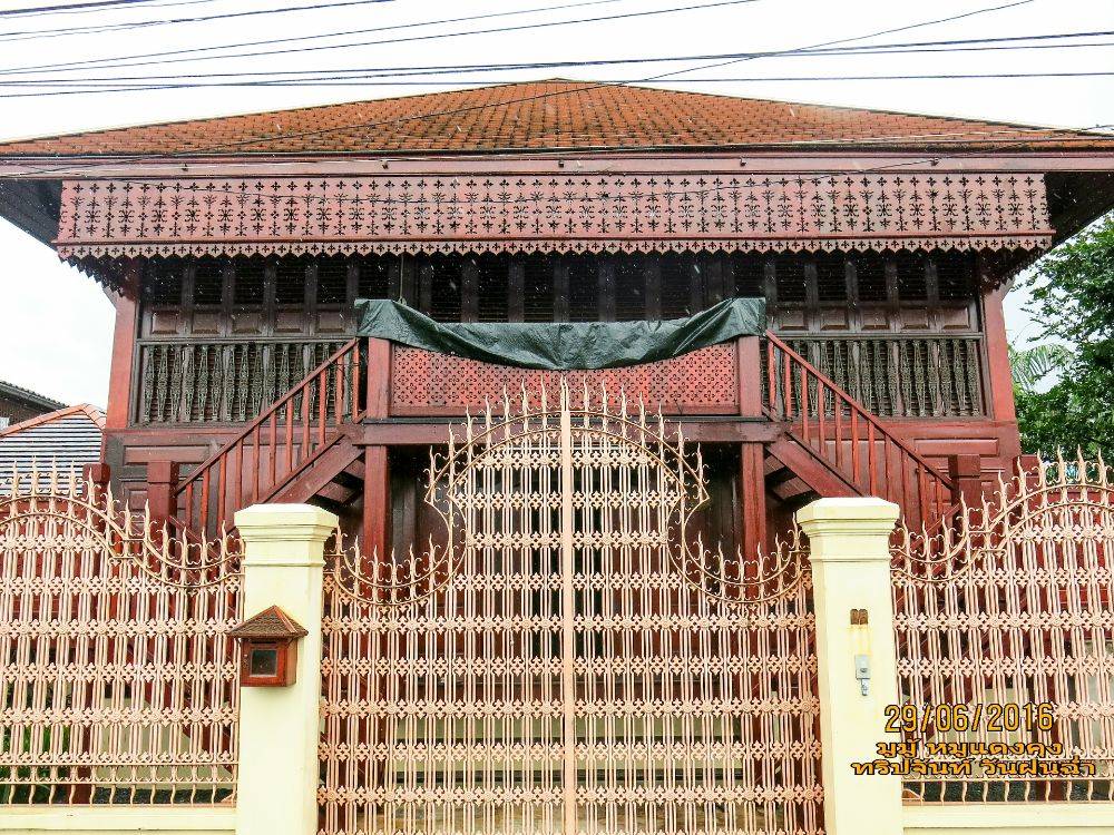 ถ้ามอง ทางด้านซ้ายของตัวโบสถ์ เราจะเห็นบ้านประดับไม้ฉะลุลาย คล้ายบ้านขนมขิง สวยงามแปลกตา