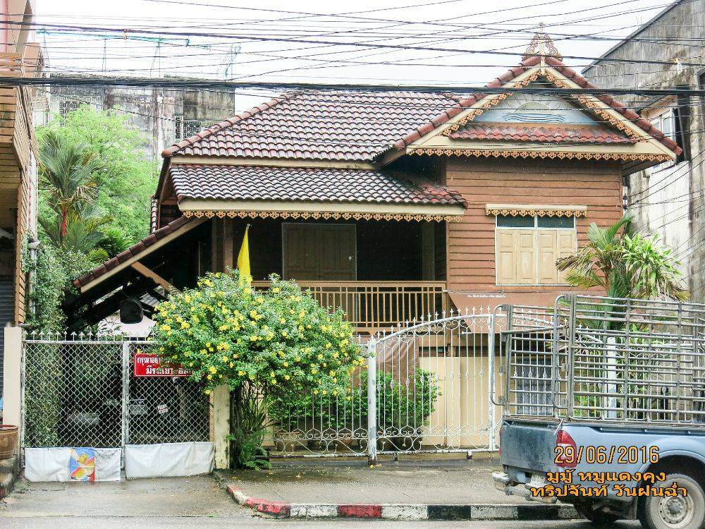 ถึงจันทบุรี สิ่งแรกที่ได้ คือการต้อนรับ จากสายฝน เมืองจันทบุรี ในวันนั้น พายุเข้า  แต่สู้ครับ ไม่ย่อท้อ พร้อมลุย เลยเดินถามทาง เข้าไปเรื่อยๆ