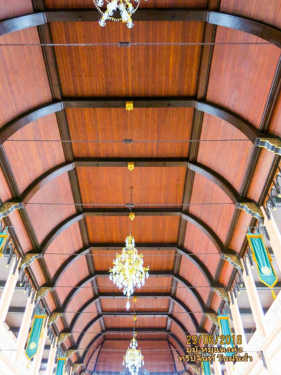 ความสวยงาม ของ แชนเดอเลียร์ และเพดาน โบสถ์