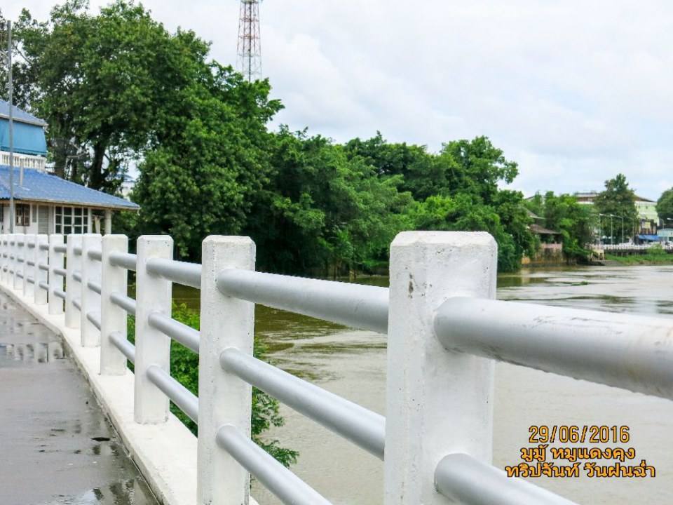 แม่น้ำจันทบูร มุม เมื่อมองไปทางสะพานตรีรัตน์ จันทบุรี สุดๆนู้น เรากำลังจะเดินไปศาลเจ้าสระบาป