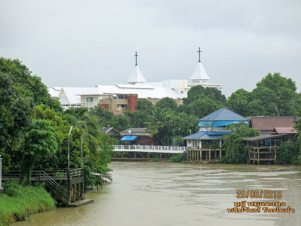 มุมสวย วิวข้างหน้า มองเห็น กางเขนของโรงเรียนคริสต์เด่นตระหง่าน เมื่อยืนกลางสะพานตรีรัตน์ซึ่งเป็นสะพานข้ามแม่น้ำจันทบุรี
