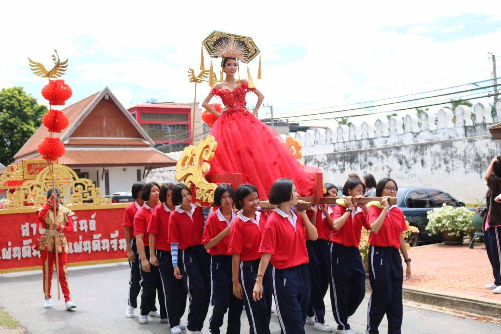 อลังการอีกแล้ว นางพญาก็คือนางพญา ขบวนพาเหรดพลังหญิงผมติ่ง