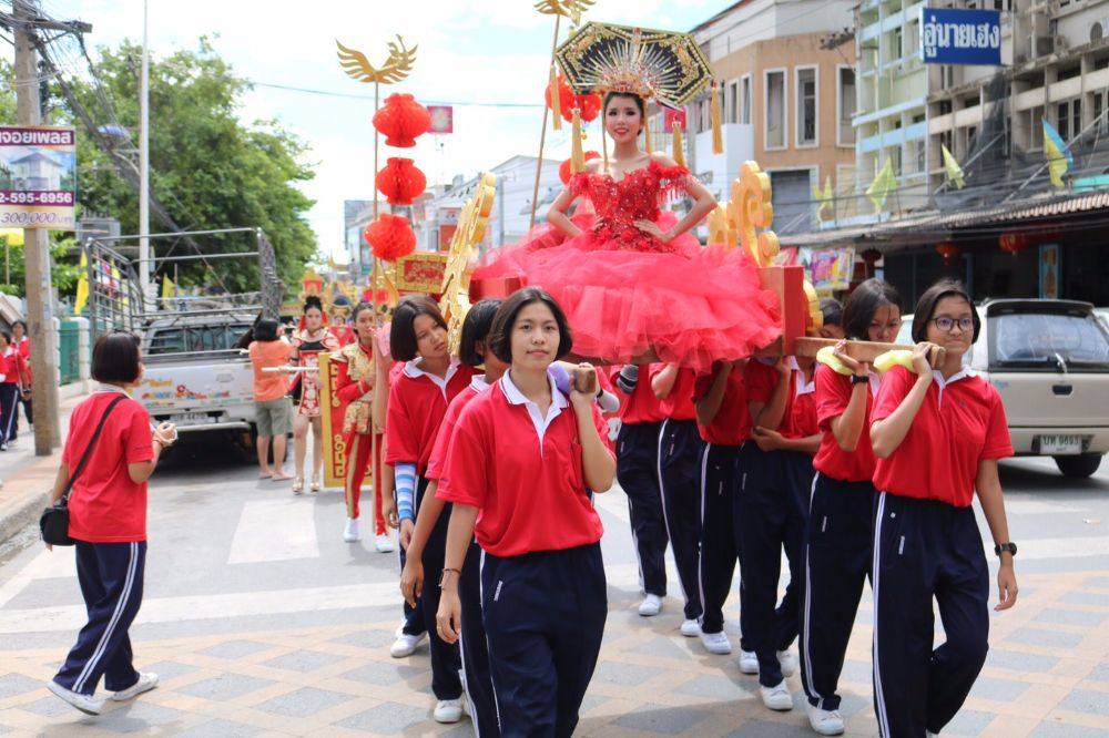 อลังการอีกแล้ว นางพญาก็คือนางพญา ขบวนพาเหรดพลังหญิงผมติ่ง