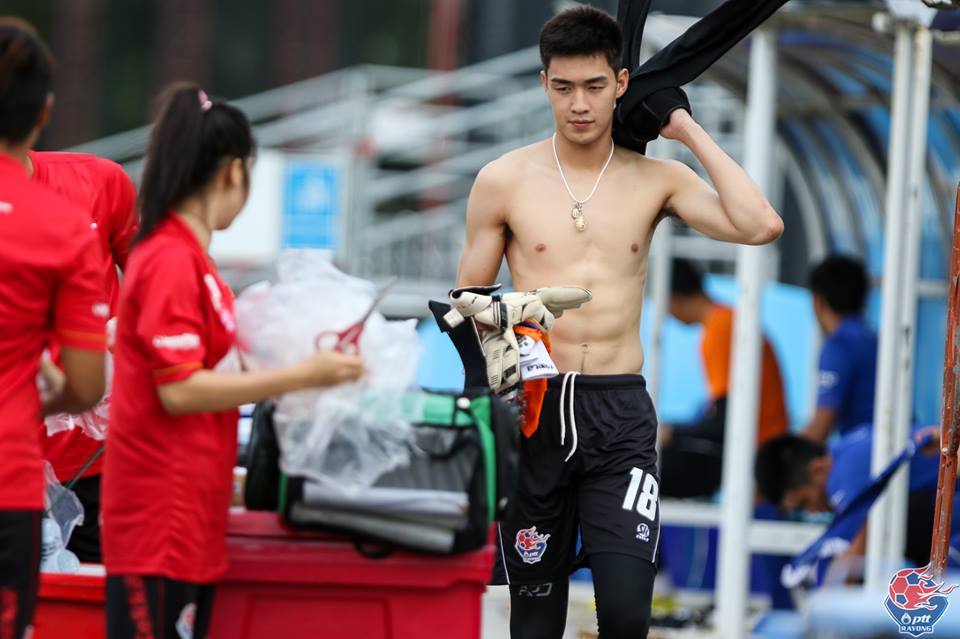 รวมภาพ ขาวอมชมพู! ส่อง "เจ้าตี๋" ในสนามซ้อม สาวแท้-สาวเทียมมีกรี๊ดบ้านพัง!