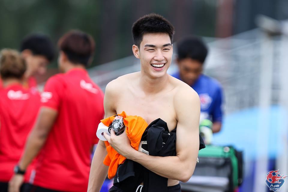 รวมภาพ ขาวอมชมพู! ส่อง "เจ้าตี๋" ในสนามซ้อม สาวแท้-สาวเทียมมีกรี๊ดบ้านพัง!