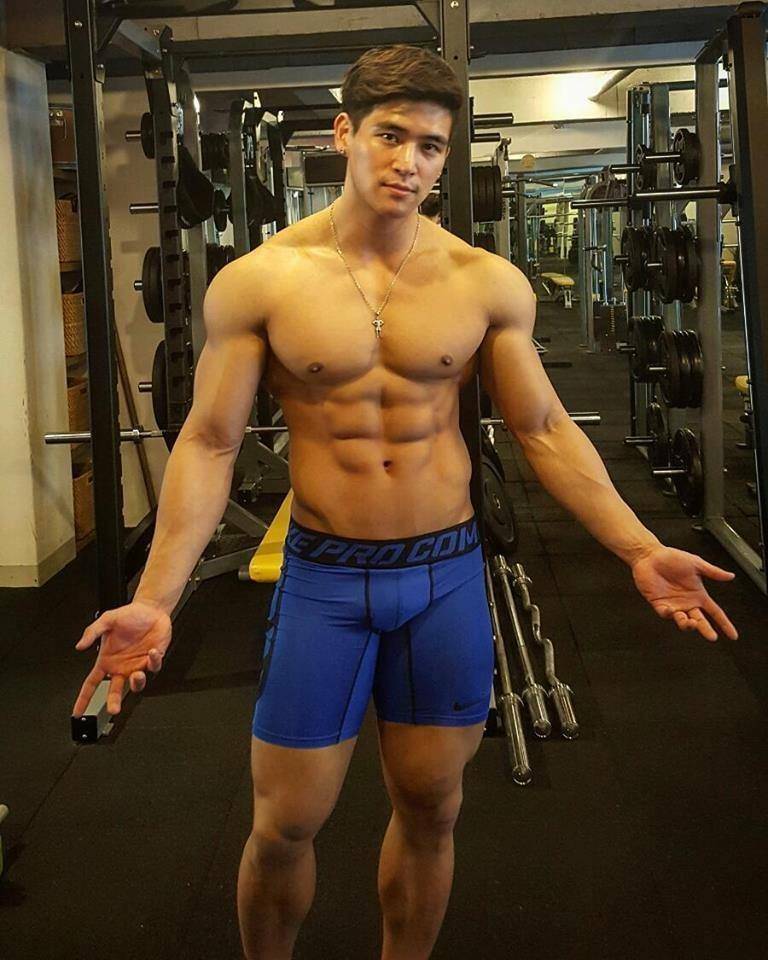 ผู้ชายที่หล่อมีความดึงดูด 1,223