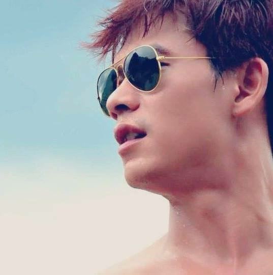 ผู้ชายที่หล่อมีความดึงดูด 1,223