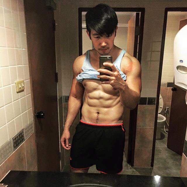 ผู้ชายที่หล่อมีความดึงดูด 1,223