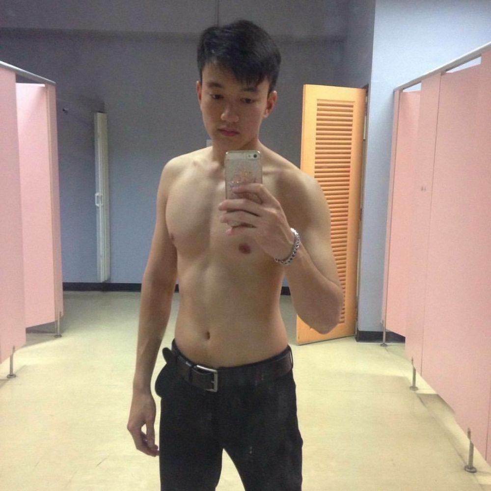 ผู้ชายที่หล่อมีความดึงดูด 1,223
