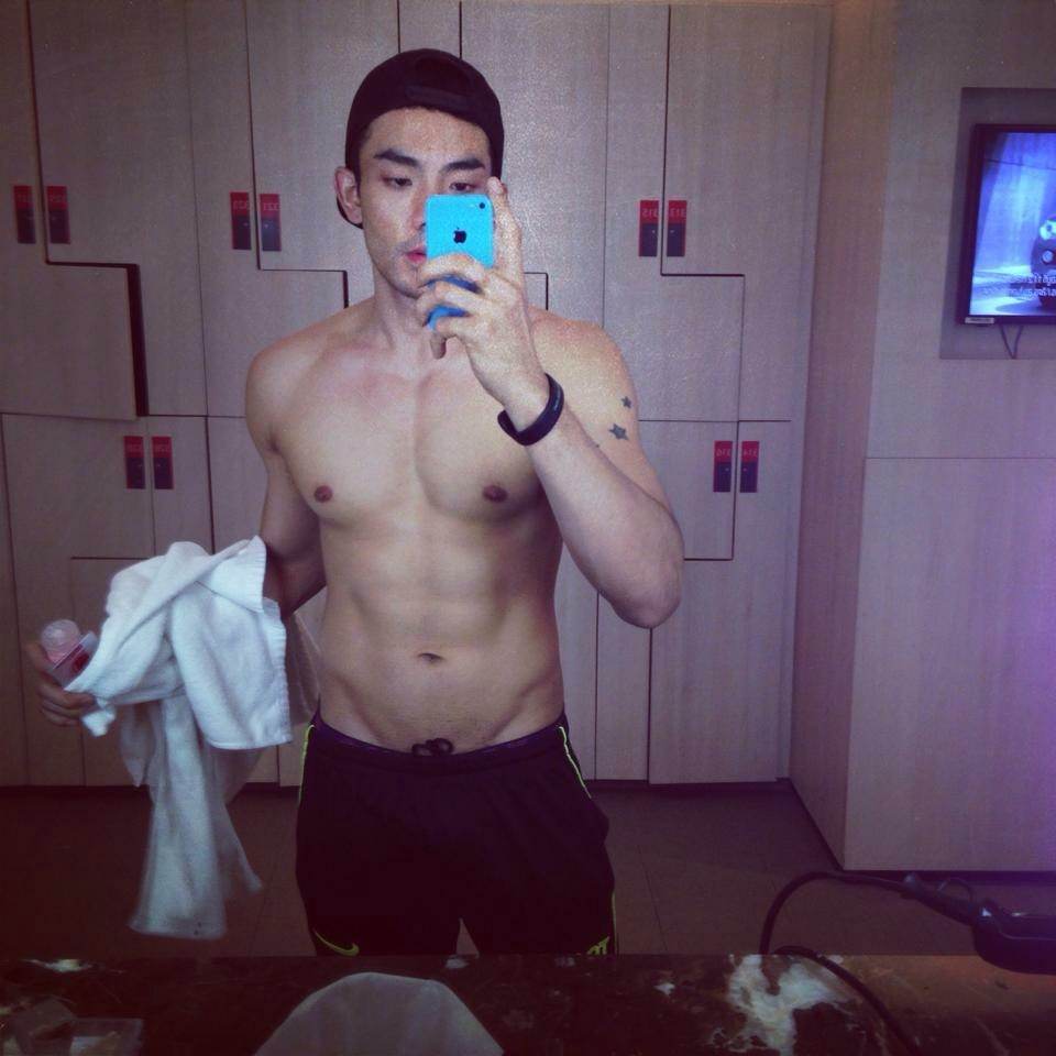 ผู้ชายที่หล่อมีความดึงดูด 1,228