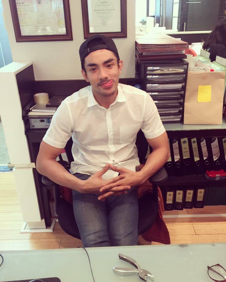 ผู้ชายที่หล่อมีความดึงดูด 1,228