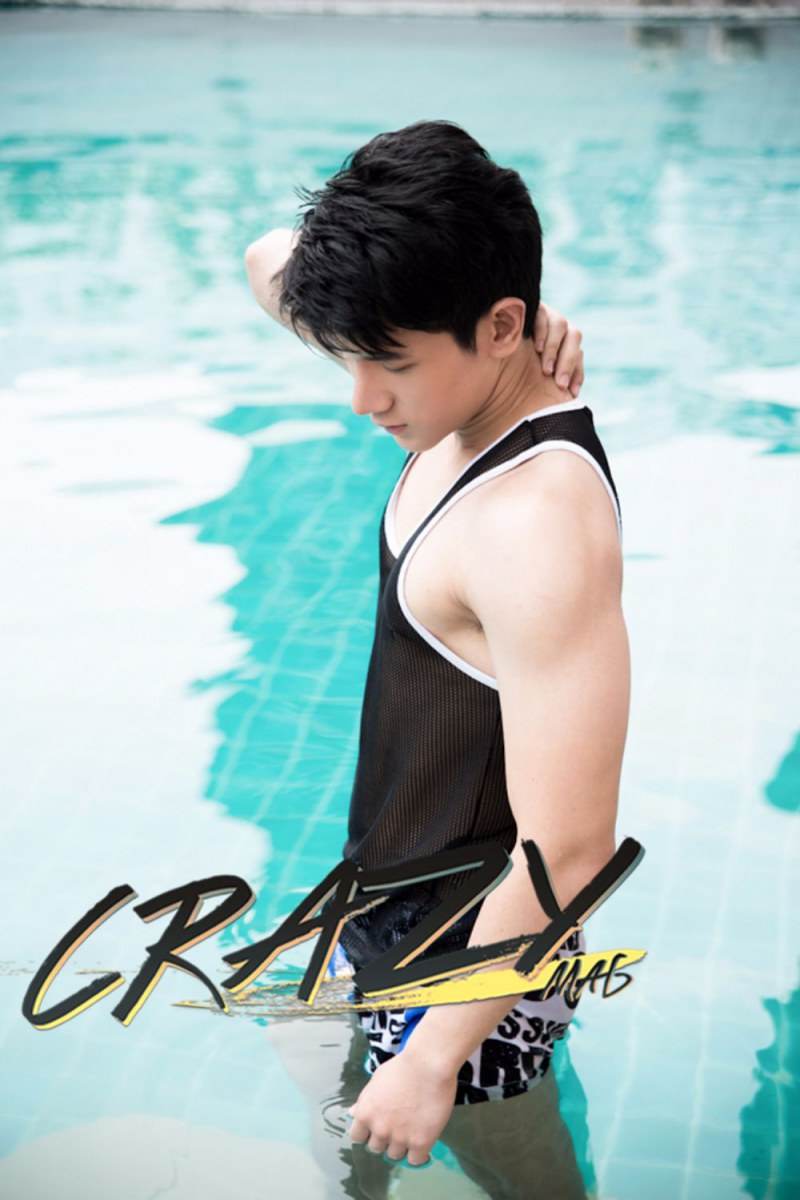 CRAZY magazine หนุ่มหล่อนมชมพู พร้อมคลิปเบื้องหลัง