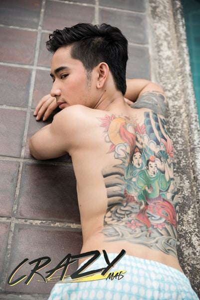 CRAZY magazine หนุ่มหล่อนมชมพู พร้อมคลิปเบื้องหลัง