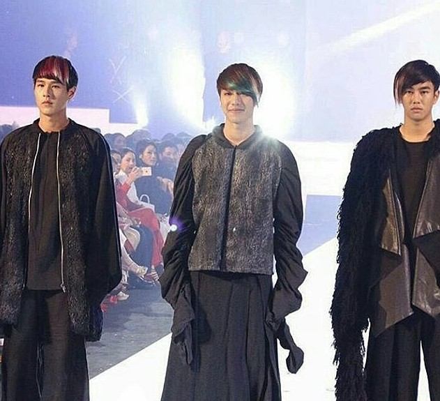 3 หนุ่มหล่อ 3 มุม จัดให้ ....