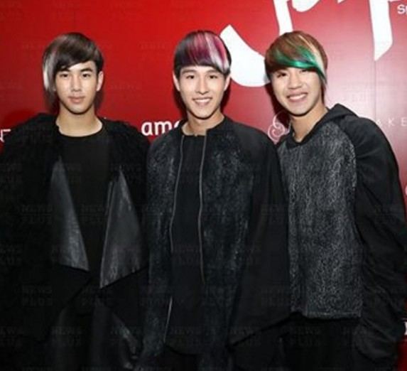 3 หนุ่มหล่อ 3 มุม จัดให้ ....