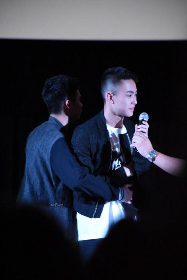 เขิน..แต่ก็ยังโอบกอดไม่ยอมปล่อย