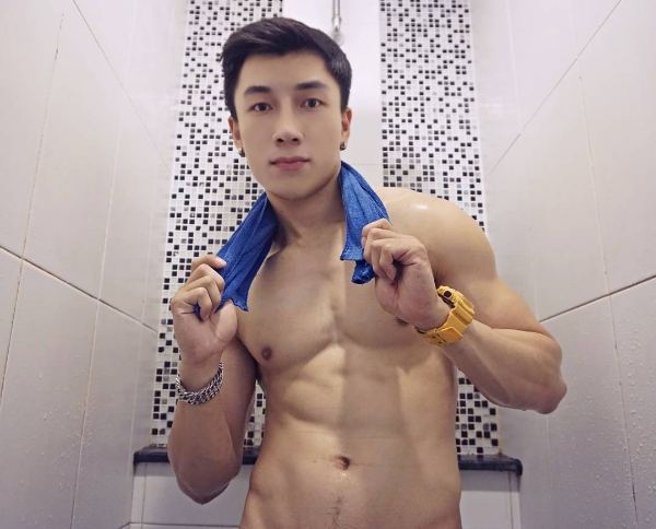 หนุ่มขาวตี๋ อวดซิกแพ๊คสุดแซบ