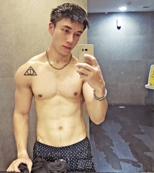 หนุ่มขาวตี๋ อวดซิกแพ๊คสุดแซบ
