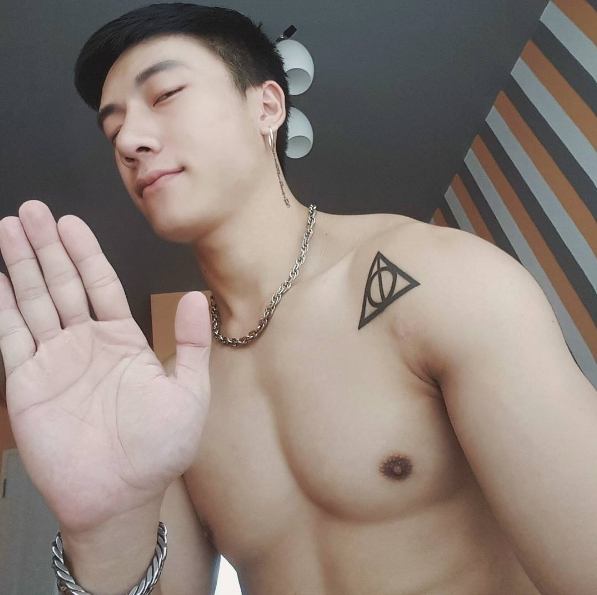 หนุ่มขาวตี๋ อวดซิกแพ๊คสุดแซบ