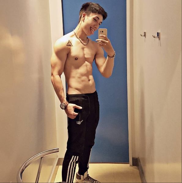 หนุ่มขาวตี๋ อวดซิกแพ๊คสุดแซบ