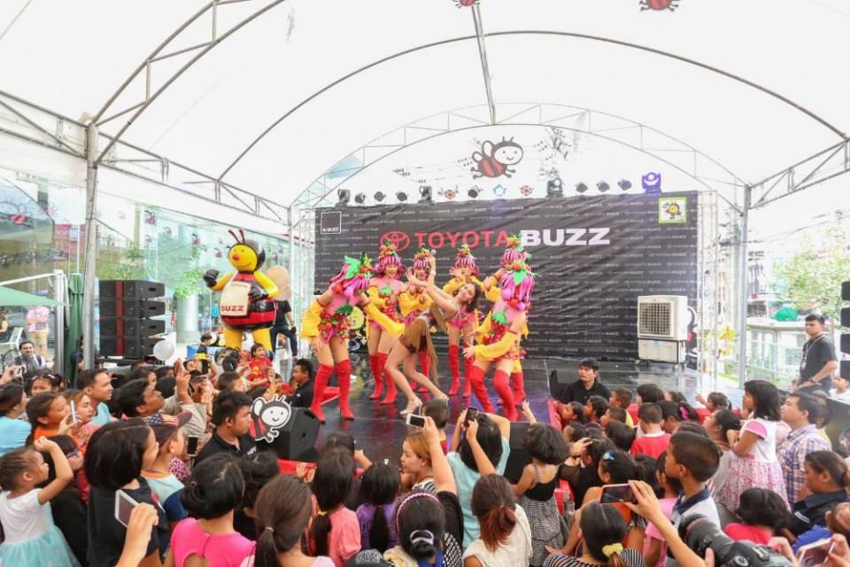จ๊ะ อาร์สยาม ที่ โตโยต้าบัสส์ สาขาเสรีไทย