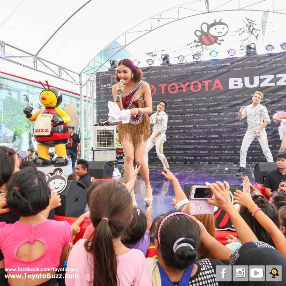 จ๊ะ อาร์สยาม ที่ โตโยต้าบัสส์ สาขาเสรีไทย