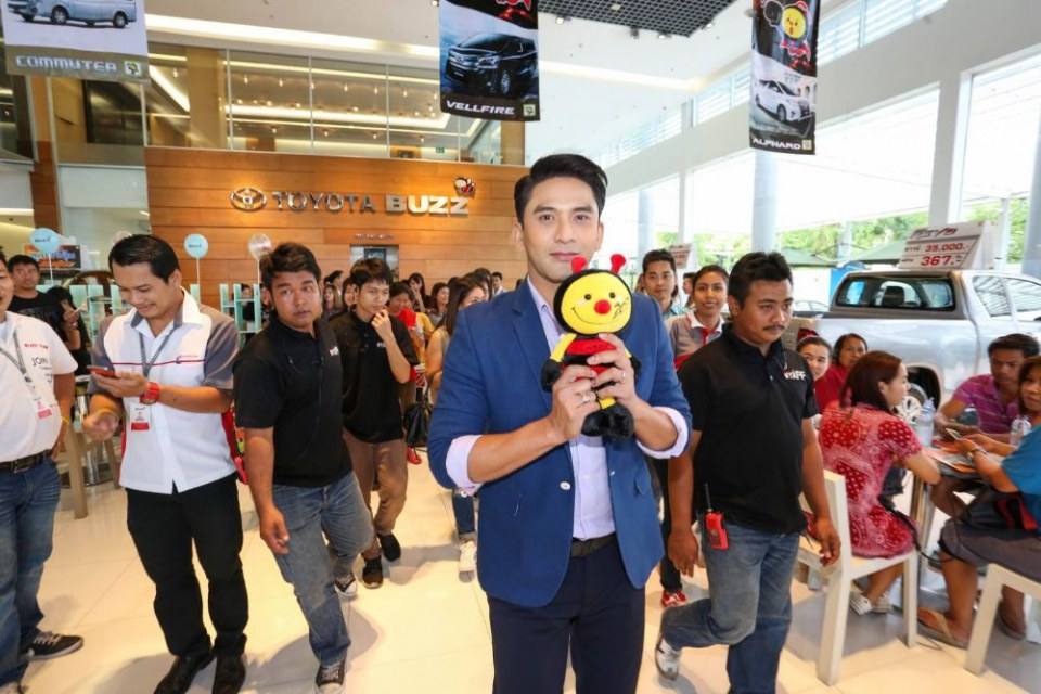 ป๋อ ณัฐวุฒิ ที่โตโยต้าบัสส์ สาขาเพชรเกษม 88