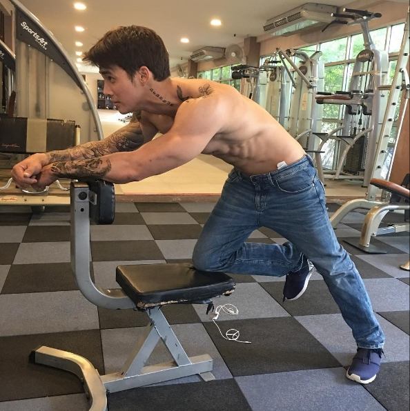 เด่นคุณ โชว์ซิกแพ็คสุดแซบ