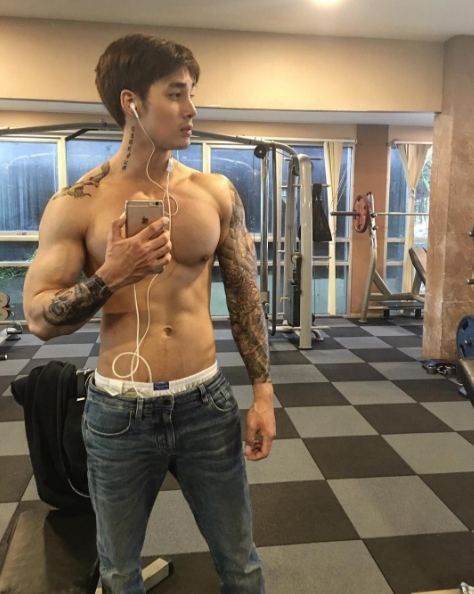 เด่นคุณ โชว์ซิกแพ็คสุดแซบ
