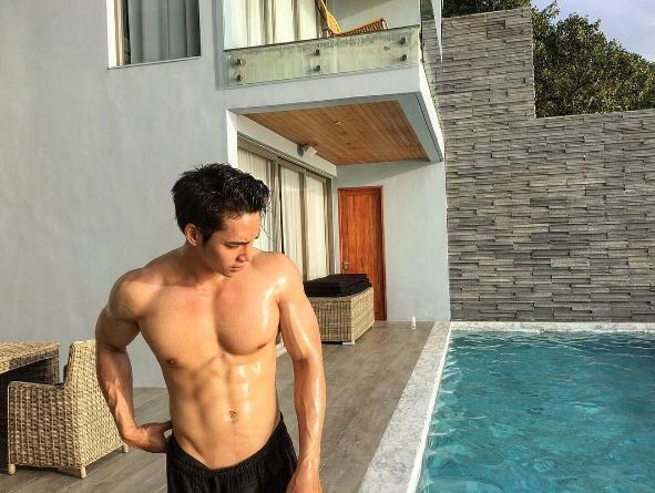 เด่นคุณ โชว์ซิกแพ็คสุดแซบ