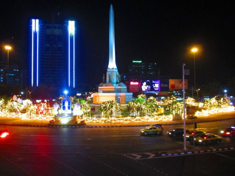 ย่านอนุเสาวรีย์ชัยสมรภูมิยามค่ำคืนประมาณเที่ยงคืน