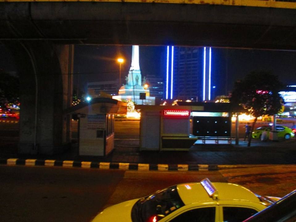 ย่านอนุเสาวรีย์ชัยสมรภูมิยามค่ำคืนประมาณเที่ยงคืน