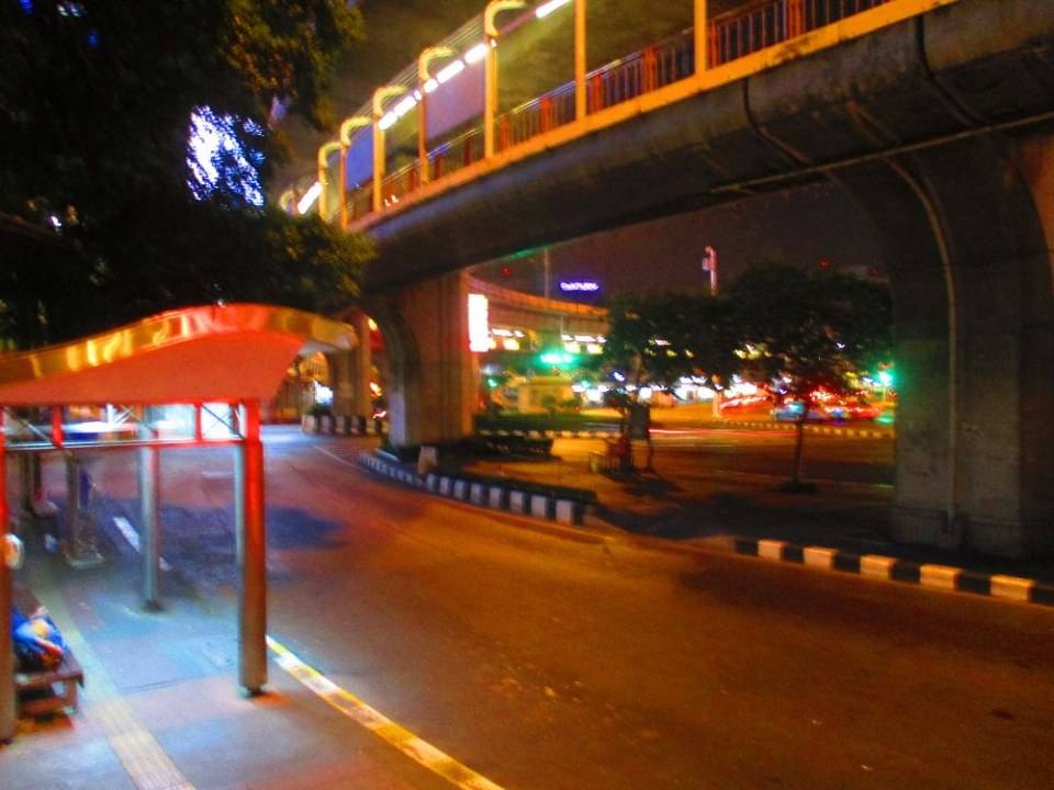 ย่านอนุเสาวรีย์ชัยสมรภูมิยามค่ำคืนประมาณเที่ยงคืน