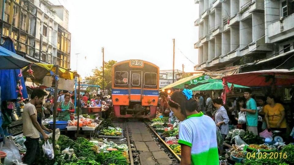 ตลาดเช้าริมทางรถไฟที่มหาชัย