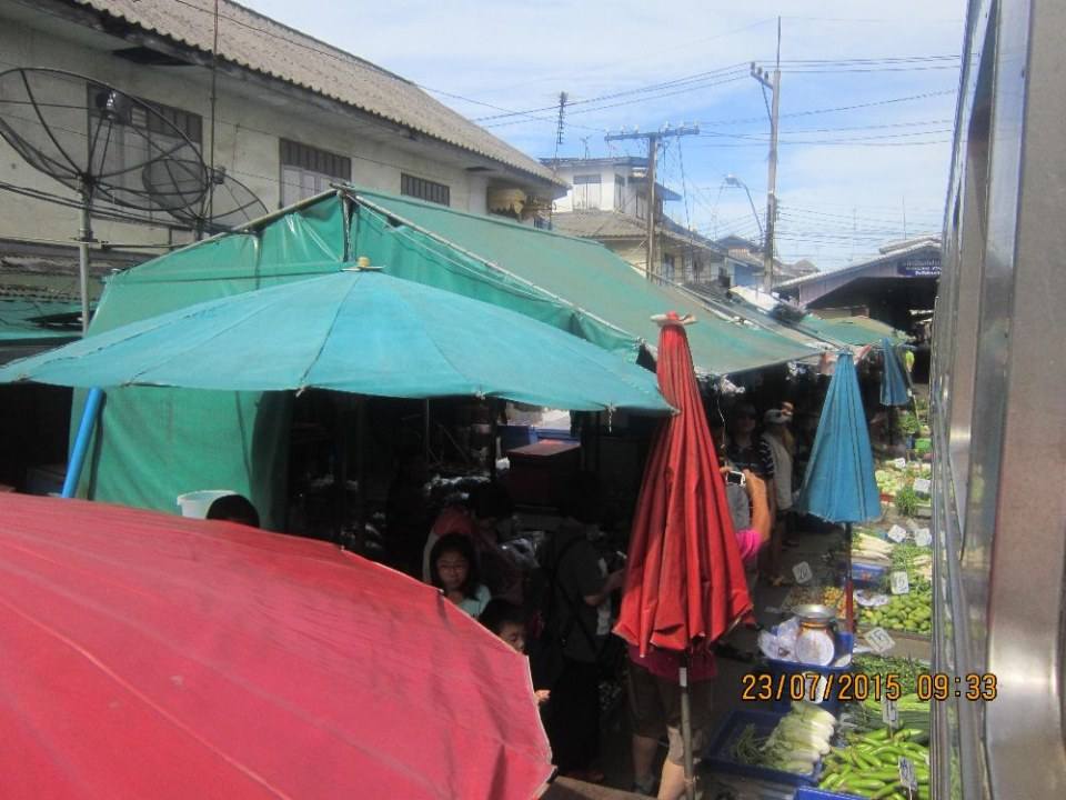 ตลาดเช้าริมทางรถไฟที่มหาชัย
