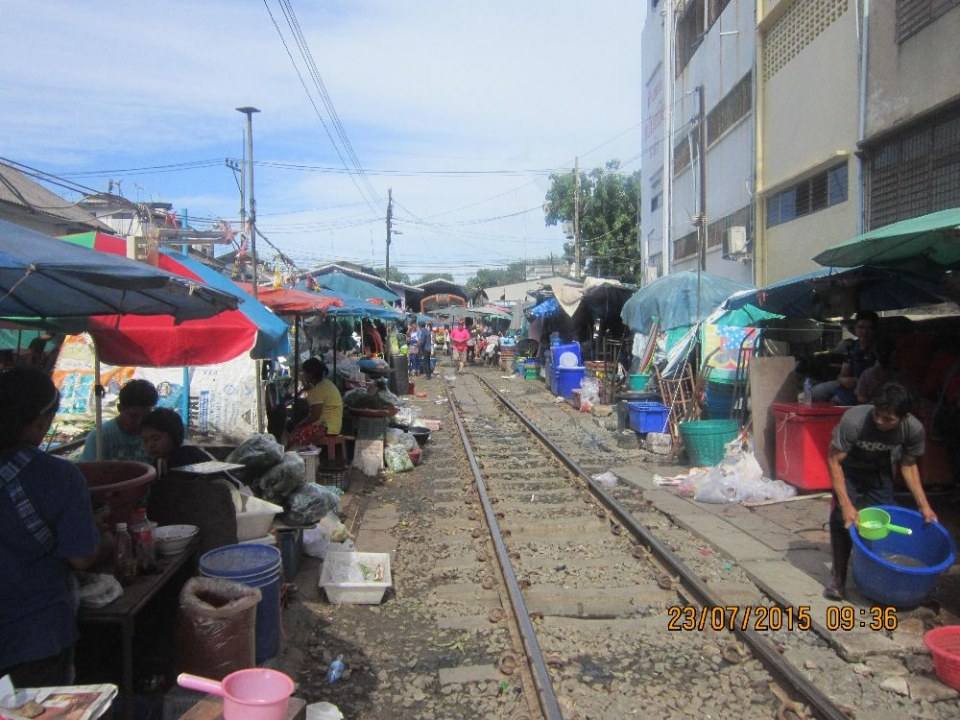 ตลาดเช้าริมทางรถไฟที่มหาชัย