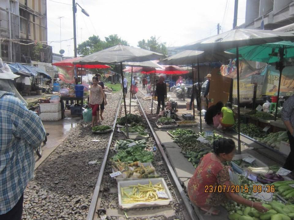 ตลาดเช้าริมทางรถไฟที่มหาชัย