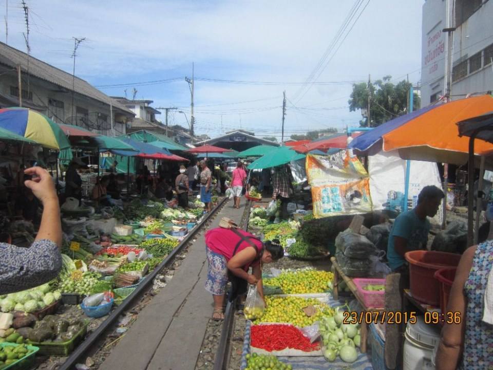 ตลาดเช้าริมทางรถไฟที่มหาชัย