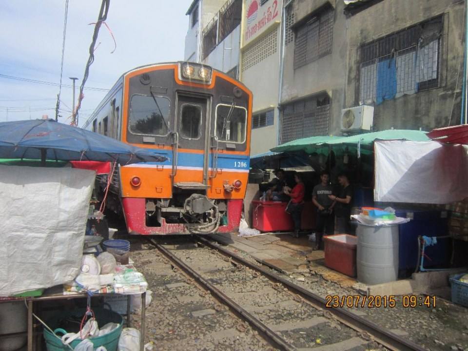 ตลาดเช้าริมทางรถไฟที่มหาชัย
