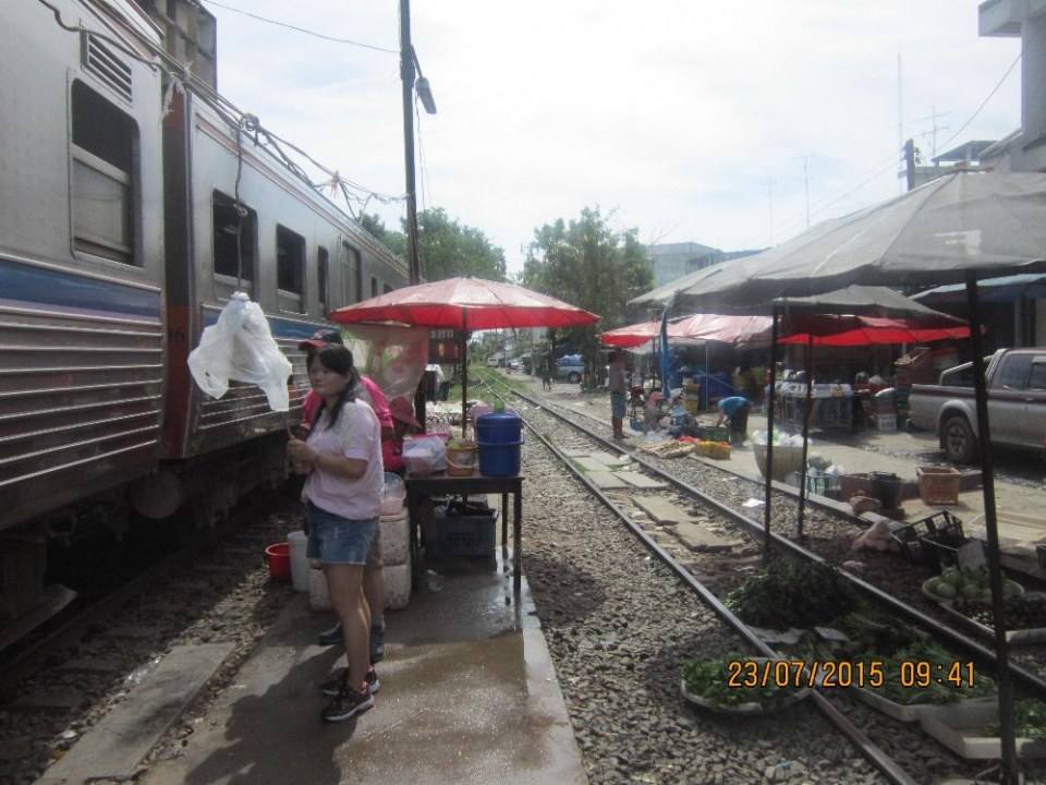 ตลาดเช้าริมทางรถไฟที่มหาชัย