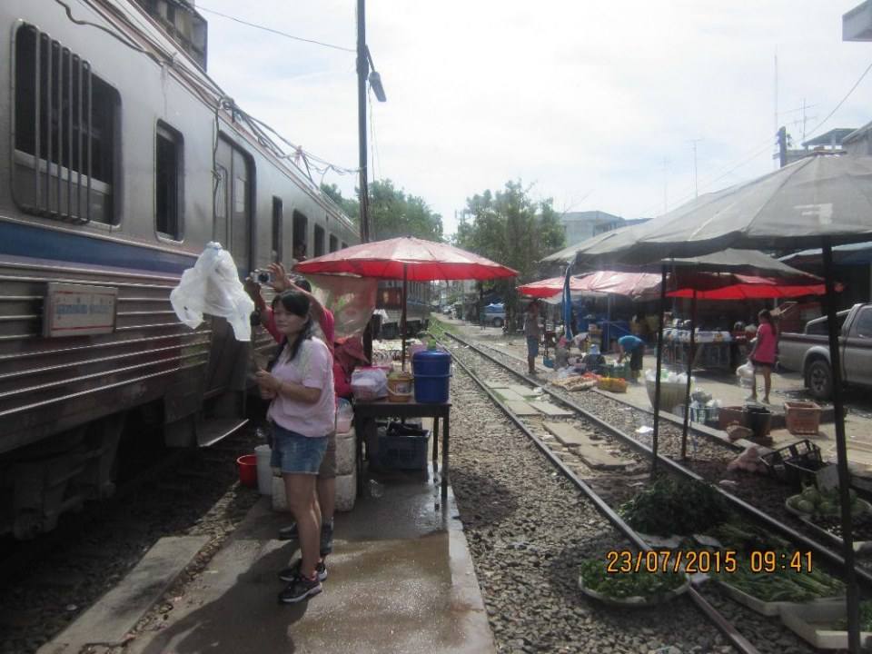 ตลาดเช้าริมทางรถไฟที่มหาชัย
